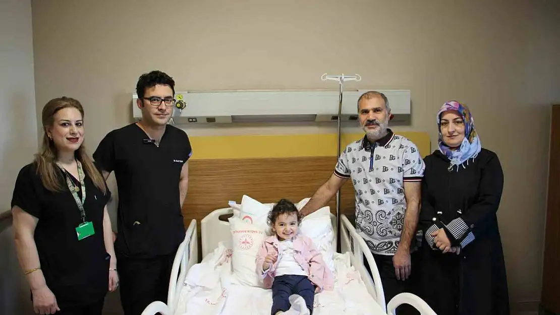 24 aylık bebekten 1.5 santimlik taş alındı: Süper mini PNL ile büyük başarı