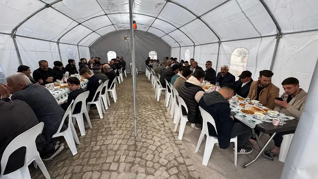 Akçadağ Belediyesi her gün yüzlerce kişiye iftar yemeği veriyor