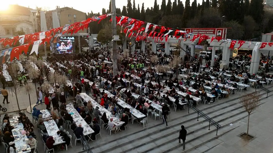 Bakırköy Belediyesi, Cumhuriyet Meydanı'nda iftar yemeği düzenledi