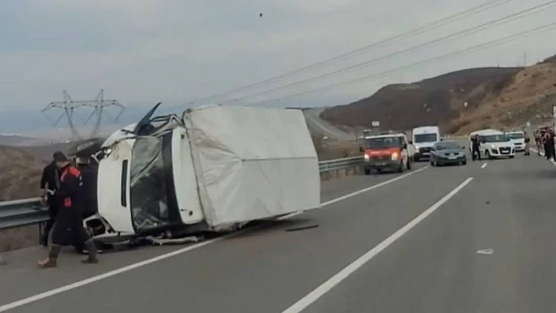 Bingöl'de kamyonetle hafif ticari araç çarpıştı: 5 yaralı