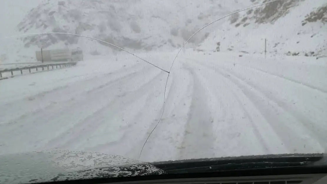 Bingöl'de mayıs ortasında kar sürprizi: Araçlar yolda kaldı