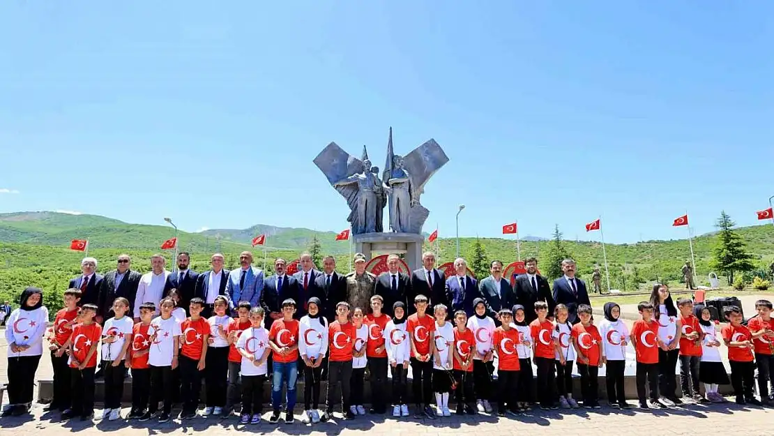 Bingöl'de PKK'lı teröristler tarafından şehit edilen 33 er anıldı
