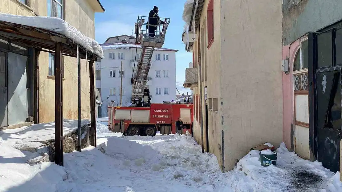 Bingöl'de tehlike oluşturan buz sarkıtları itfaiye ekipleri tarafından temizlendi