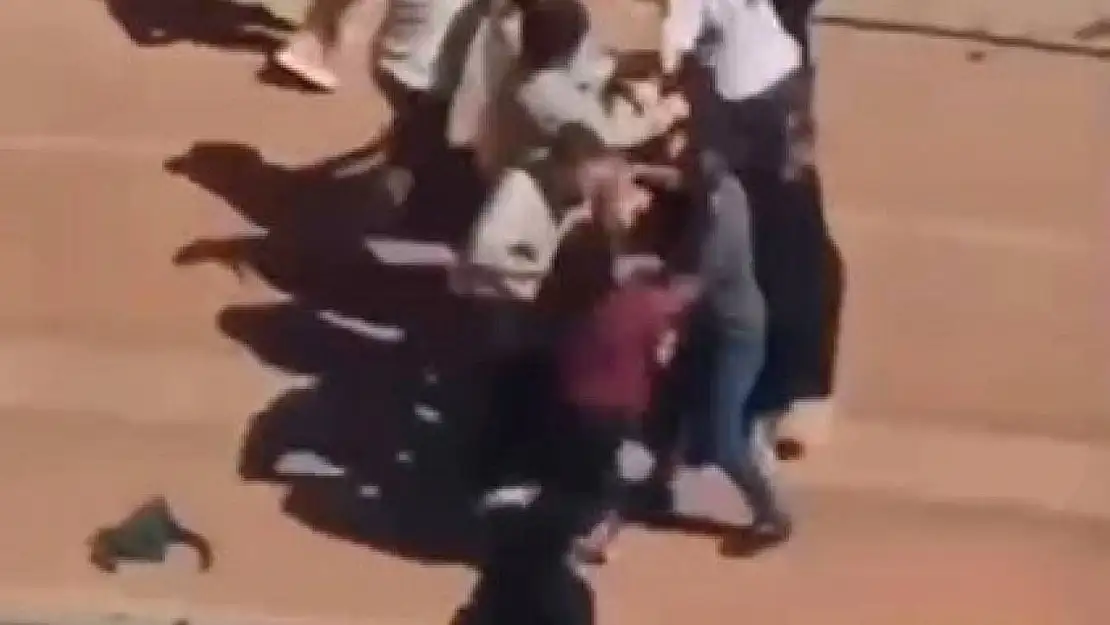 Çocukların kavgasına aileler karıştı: Kadınlar saç baş birbirine girdi