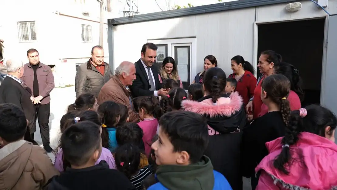 Defne Belediyesi çocuklara ayakkabı dağıttı