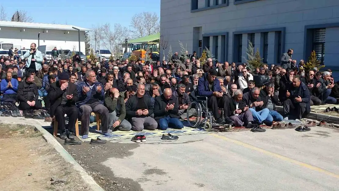 Deprem bölgesi Malatya'da Ramazan'ın ilk cuma namazı kılındı