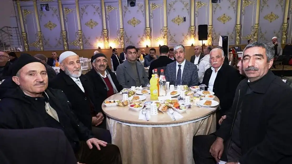 Dilovası Belediye Başkanı Ömeroğlu, vatandaşlarla iftar programında bir araya geldi.