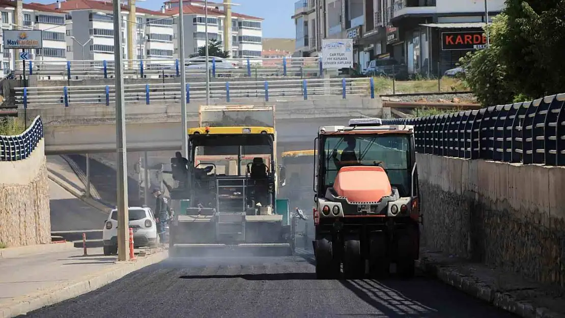 Elazığ'da asfaltlama çalışmaları sürüyor