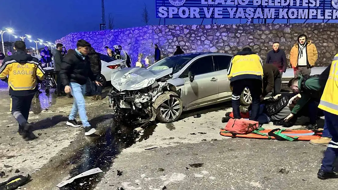 Elazığ'da iki otomobil çarpıştı: 2'si ağır 3 yaralı