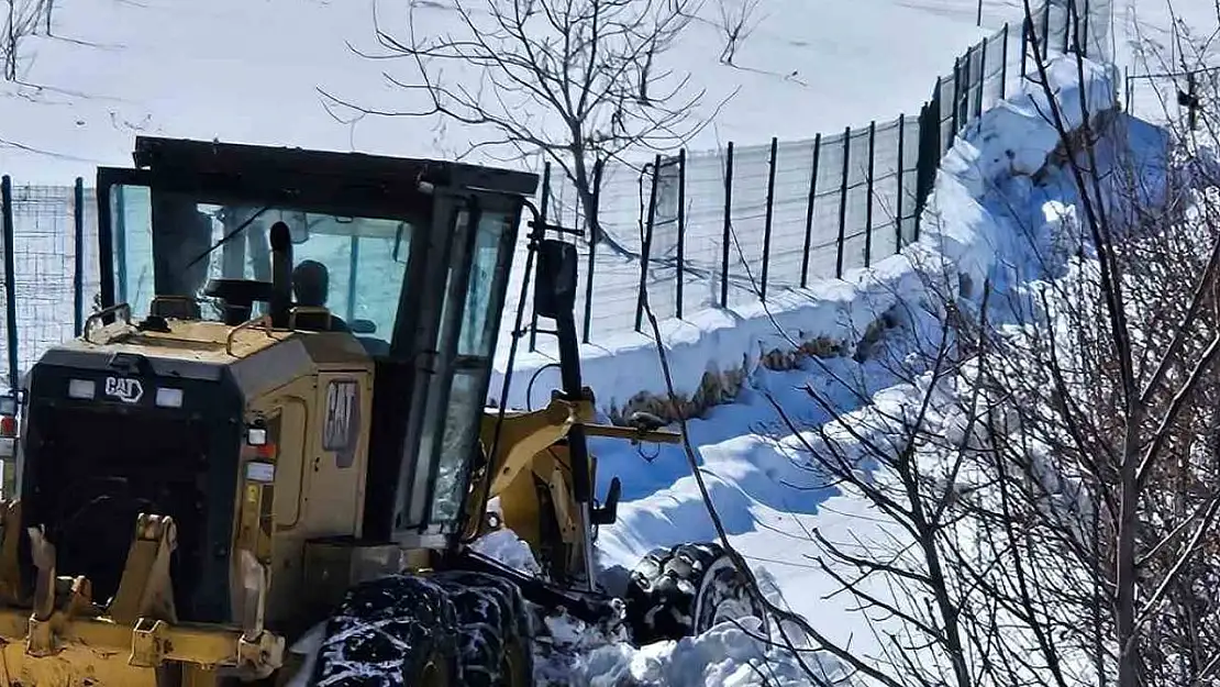 Elazığ'da kapanan köy yollarında çalışmalar sürüyor