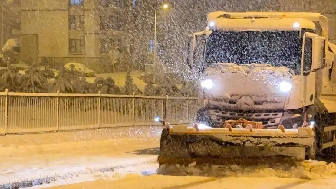 Elazığ Belediyesi ekipleri çalışmalarını sürdürüyor