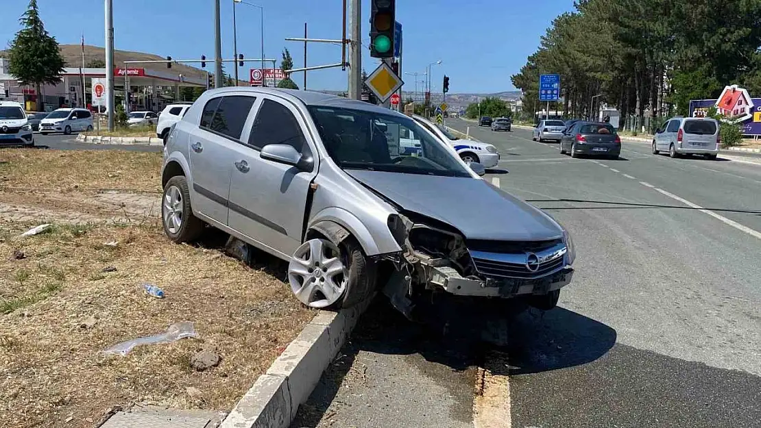 Elazığ'da otomobil refüje çıktı: 4 yaralı