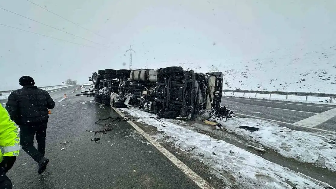 Elazığ'da tır yan yattı