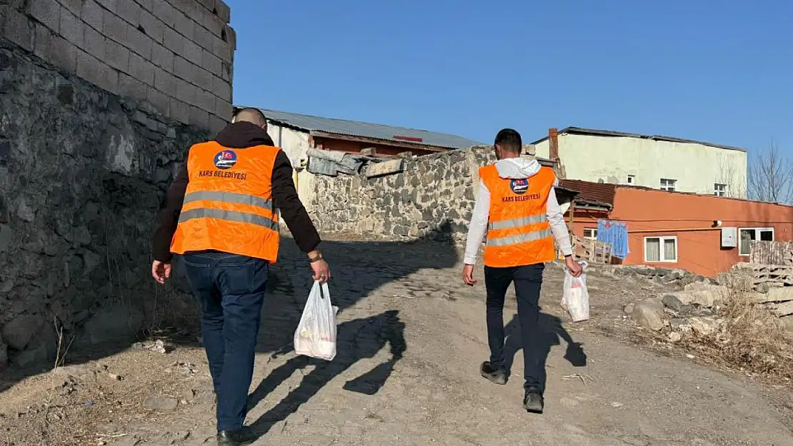 Kars Belediyesi onlarca aileye sıcak yemek dağıtılıyor