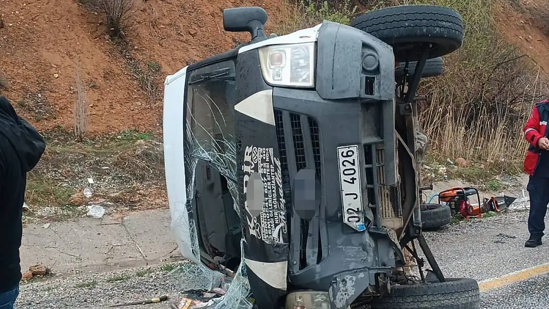 Malatya'da kontrolden çıkan minibüs devrildi: 5 yaralı