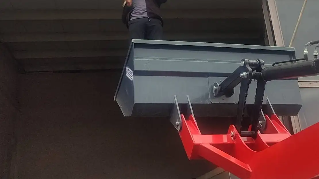 Malatya'da pencereye sıkışan güvercini esnaf kurtardı