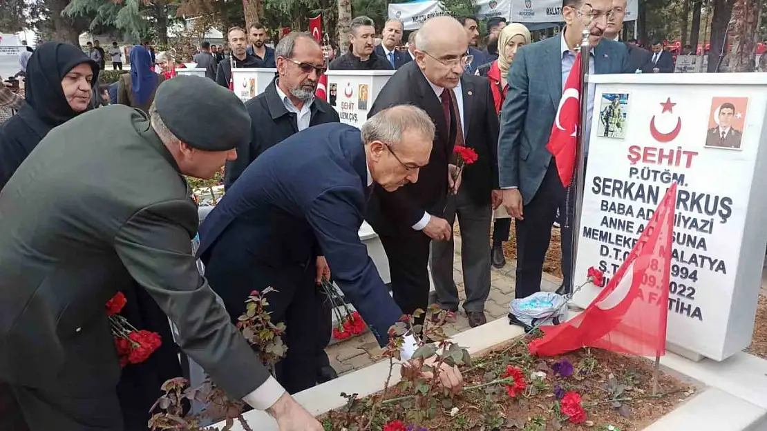 Malatya'da şehitlikte buruk bayramlaşma