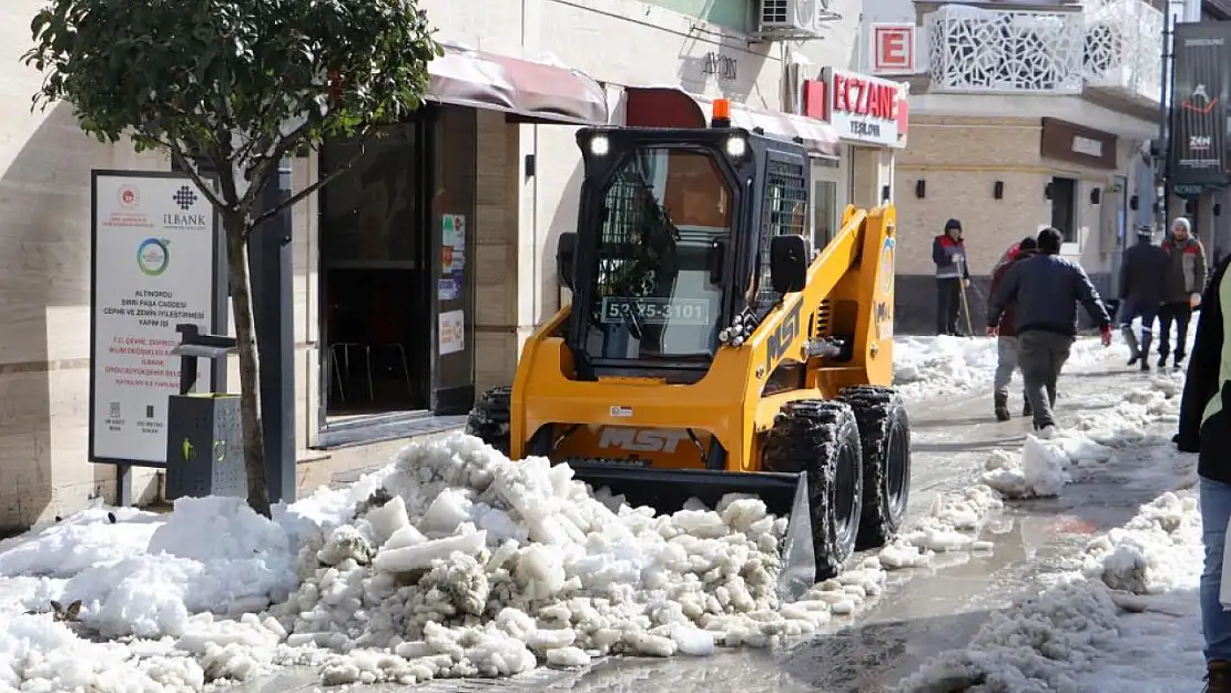 Ordu'nun caddelerinde kar temizliği