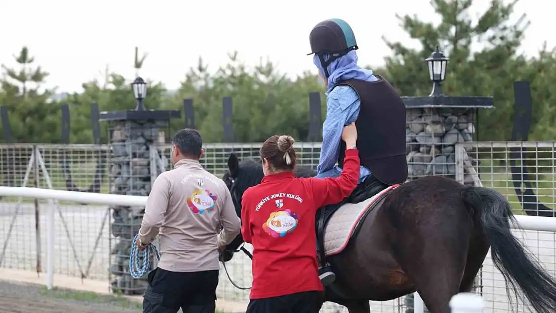 Sevgi evlerindeki çocuklar 23 Nisan'ı hipodromda coşkuyla kutladı