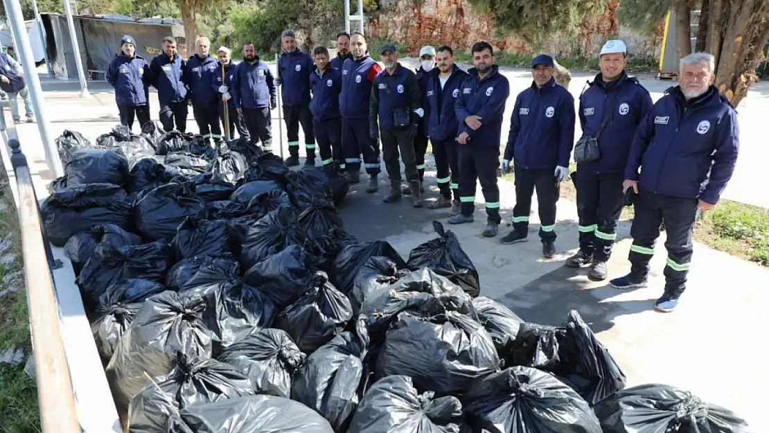 Seyir terasında gerçekleştirilen temizlik çalışmalarında torbalarca çöp toplandı