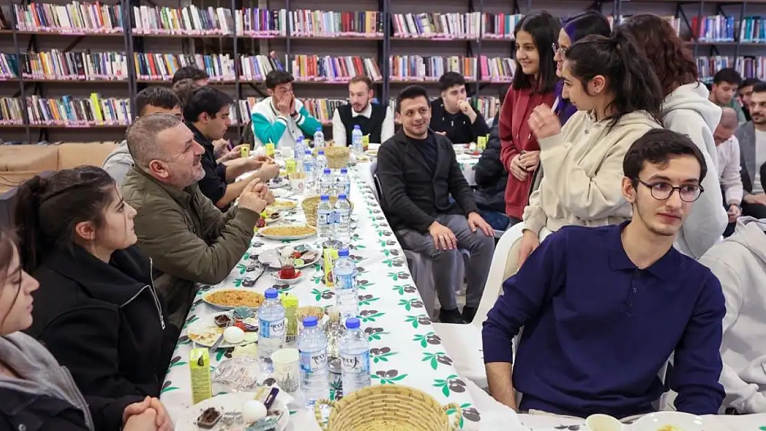 Sincan Belediye Başkanı Ercan, gençlerle sahur yaptı