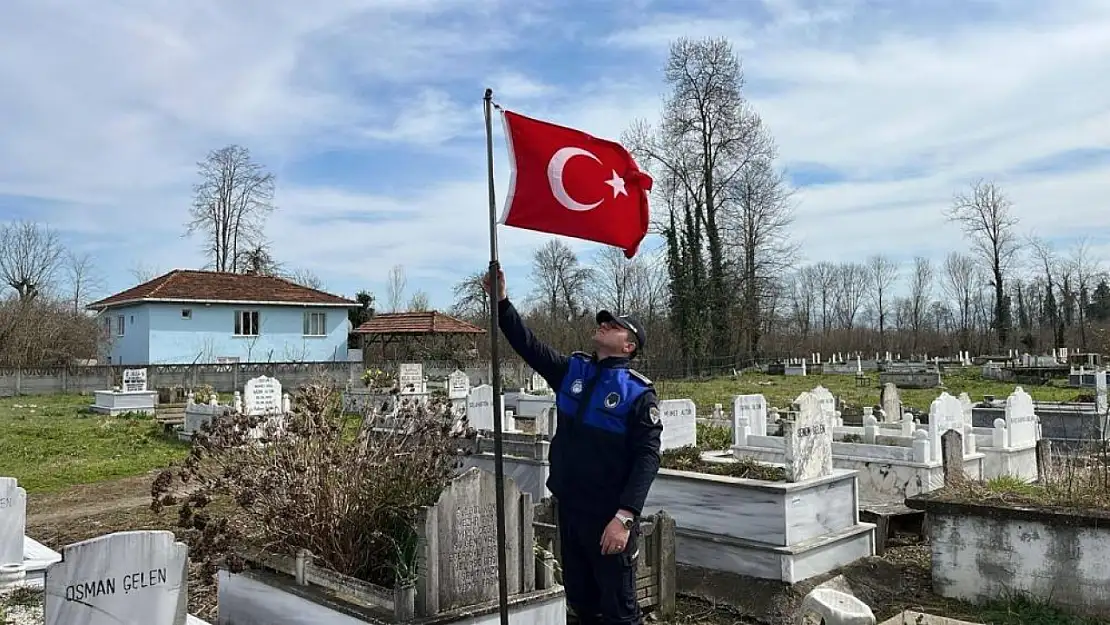 Terme Belediyesi tarafından şehit mezarlarındaki bayraklar yenilendi