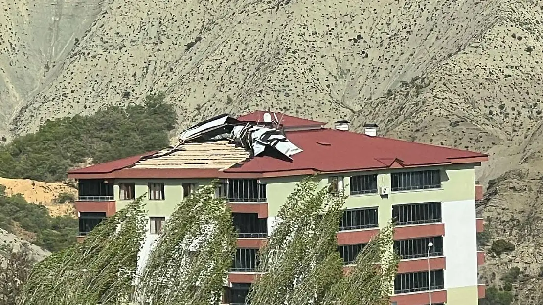 Tunceli'de etkili olan fırtına çatıları uçurdu