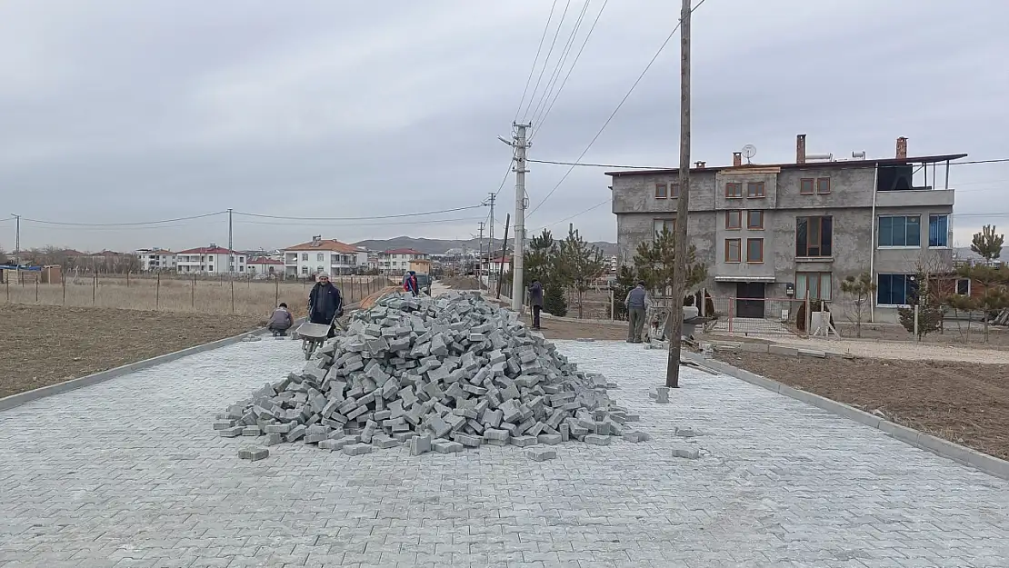Yazıkonak'ta yol ve kaldırım çalışmaları devam ediyor