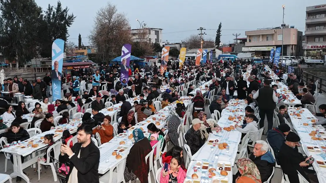 Yüreğir Belediyesi bin kişilik iftar sofrası kurdu