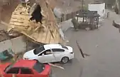 Elazığ'da fırtınadan uçan çatı araçların yanına düştü
