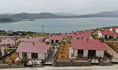 Hem güven hem de huzur veren göl manzaralı deprem konutları