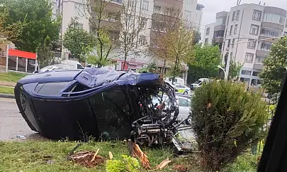 Kontrolden çıkan otomobil refüje çarptı: 2 yaralı