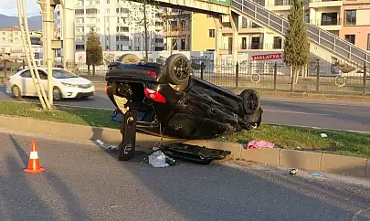 Malatya'da kontrolden çıkan otomobil refüje çarptı: 1 yaralı