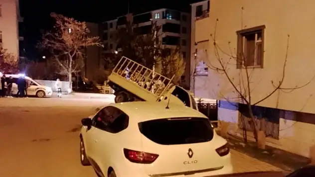 Elazığ'da pikap apartman bahçesine uçtu