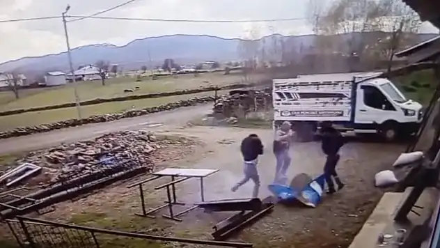 Kesmek istedikleri varil patlayınca neye uğradıklarını şaşırdılar: Patlama anı kamerada