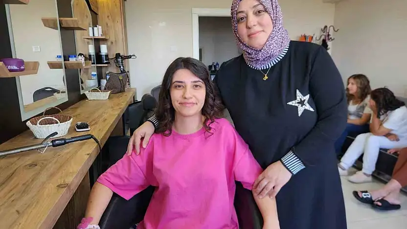 Babasının izinden, annesiyle birlikte yürüyor