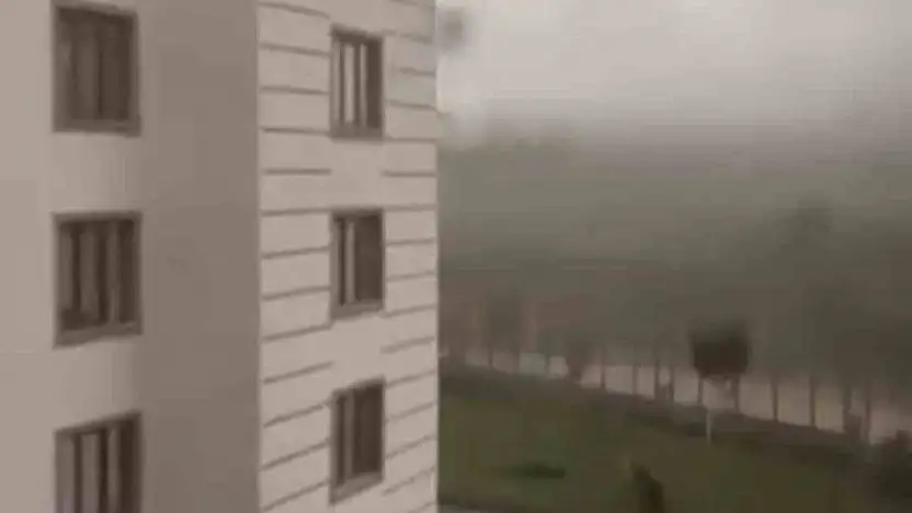 Bingöl'de fırtına etkili oldu: Çatıdan kopan parça çocuğun üzerine düştü