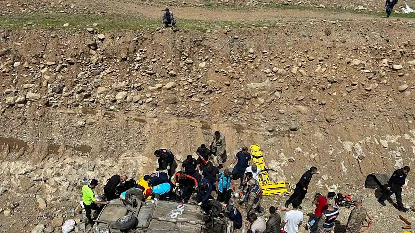 Bingöl'de otomobil dereye uçtu: 7 yaralı