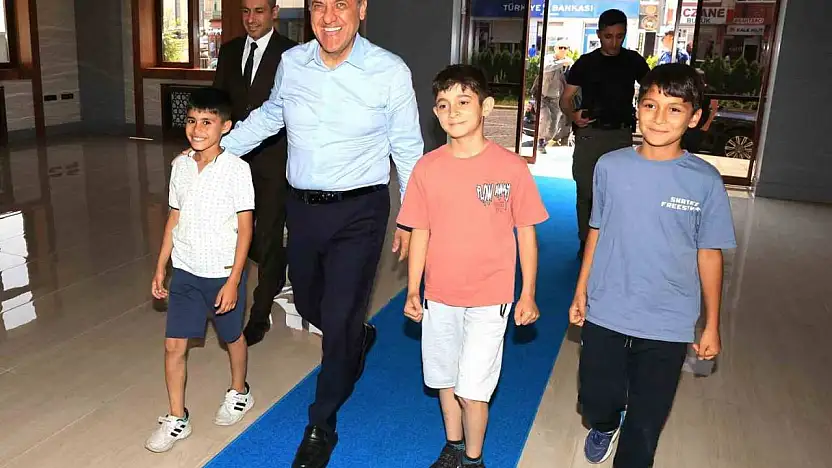 Bingöl Valisi Usta, çocukları makam arabasına aldı, makamında ağırladı