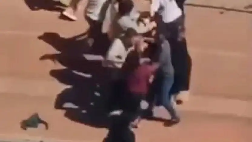 Çocukların kavgasına aileler karıştı: Kadınlar saç baş birbirine girdi