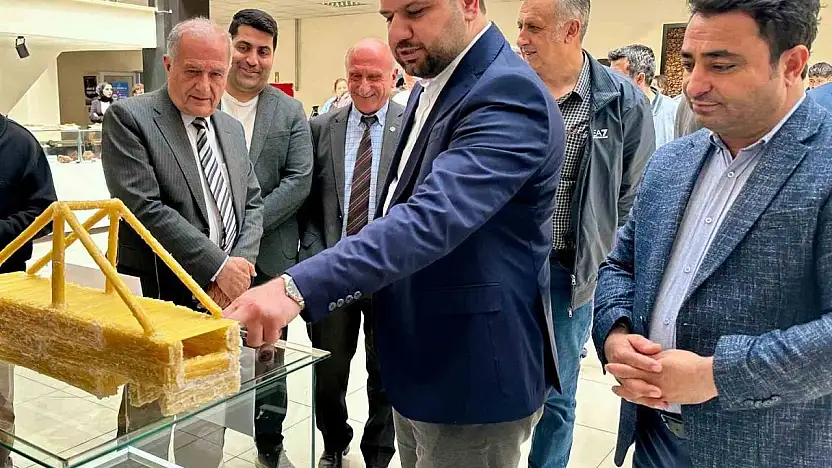 Çubuk makarnadan yapılan köprüler yarıştı