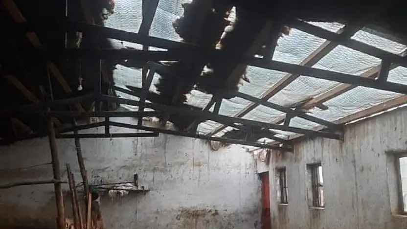 Elazığ'da etkili olan fırtına ahırın çatısını uçurdu
