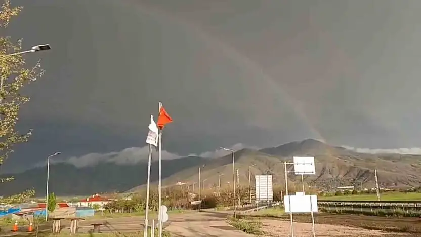 Elazığ'da gökkuşağı görenleri mest etti