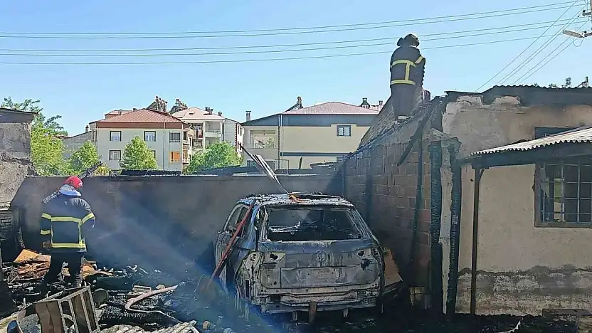 Elazığ'da korkutan yangın: Araba kullanılamaz hale geldi, odunluk kül oldu
