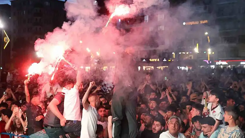 Elazığ'da nefesler tutuldu: Taraftarlar Elazığspor maçı için dev ekran başına geçti