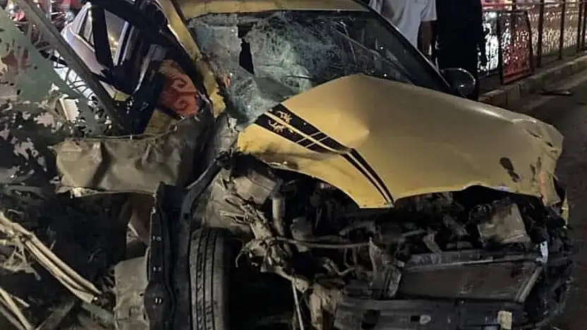 Elazığ'da otomobil refüjdeki bariyerlere çarptı: 1 yaralı