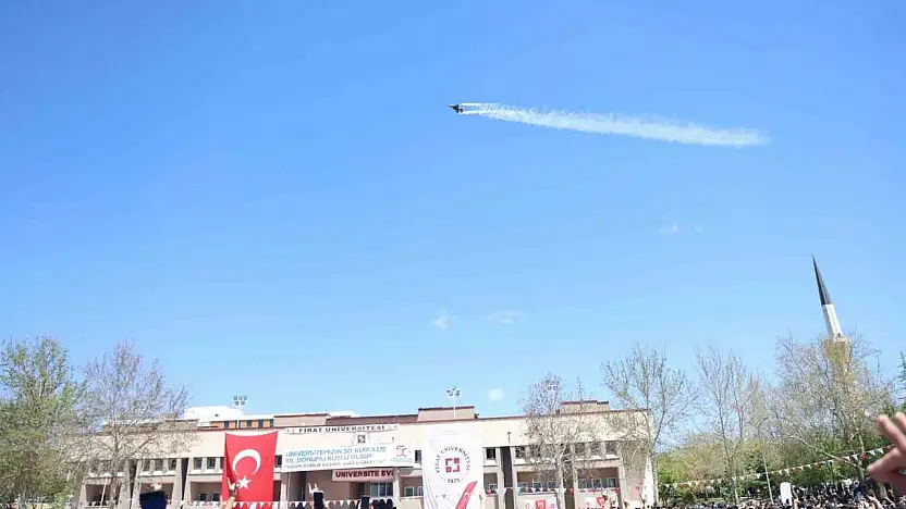 Elazığ'da SOLOTÜRK gösterisi nefes kesti
