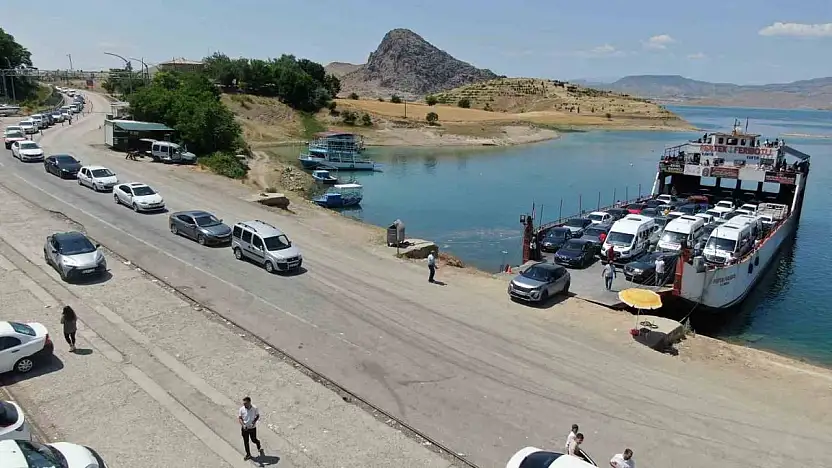 Elazığ-Pertek feribotlarında bayram yoğunluğu: Kilometrelerce kuyruk oluştu