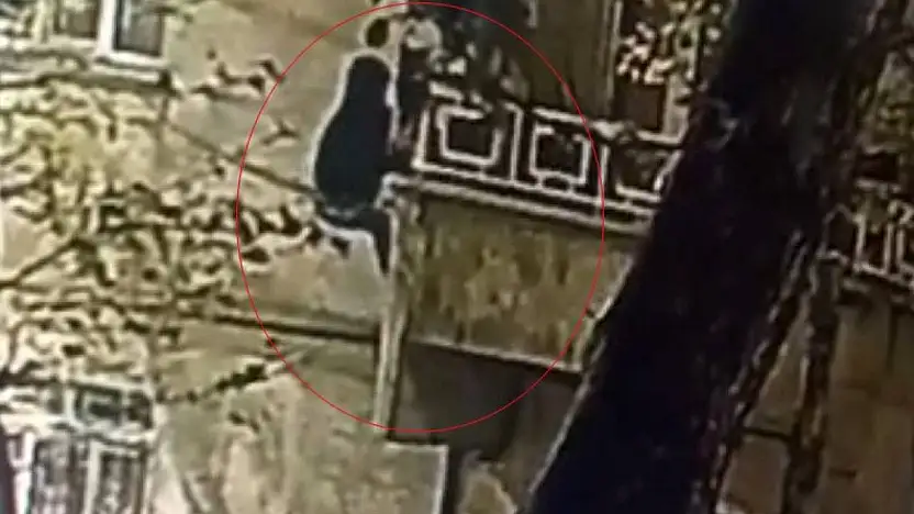 Güvenlik kameralarına aldırış etmedi ev sahibini uyurken hırsızlığa kalkıştı