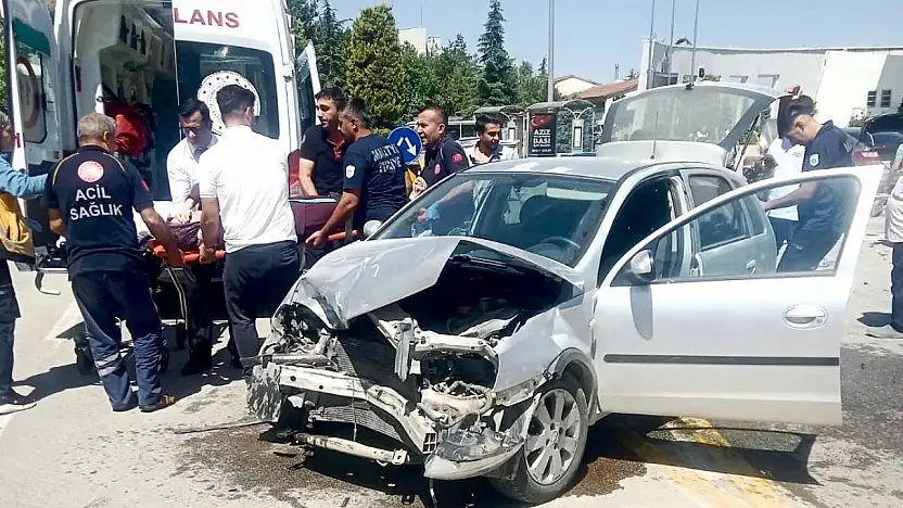 İki otomobil çarpıştı: 4 kişi yaralandı